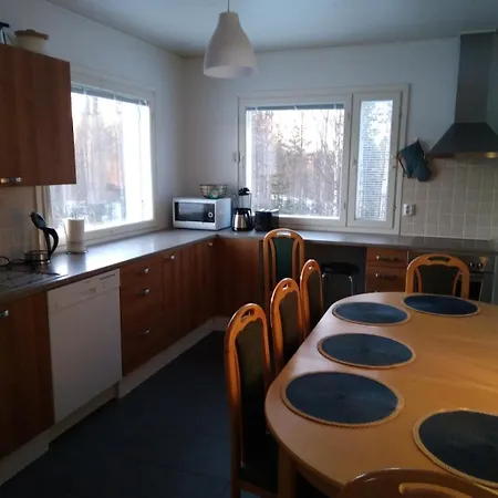 Huoneisto Tilava Omakotitalo Maaseudulla